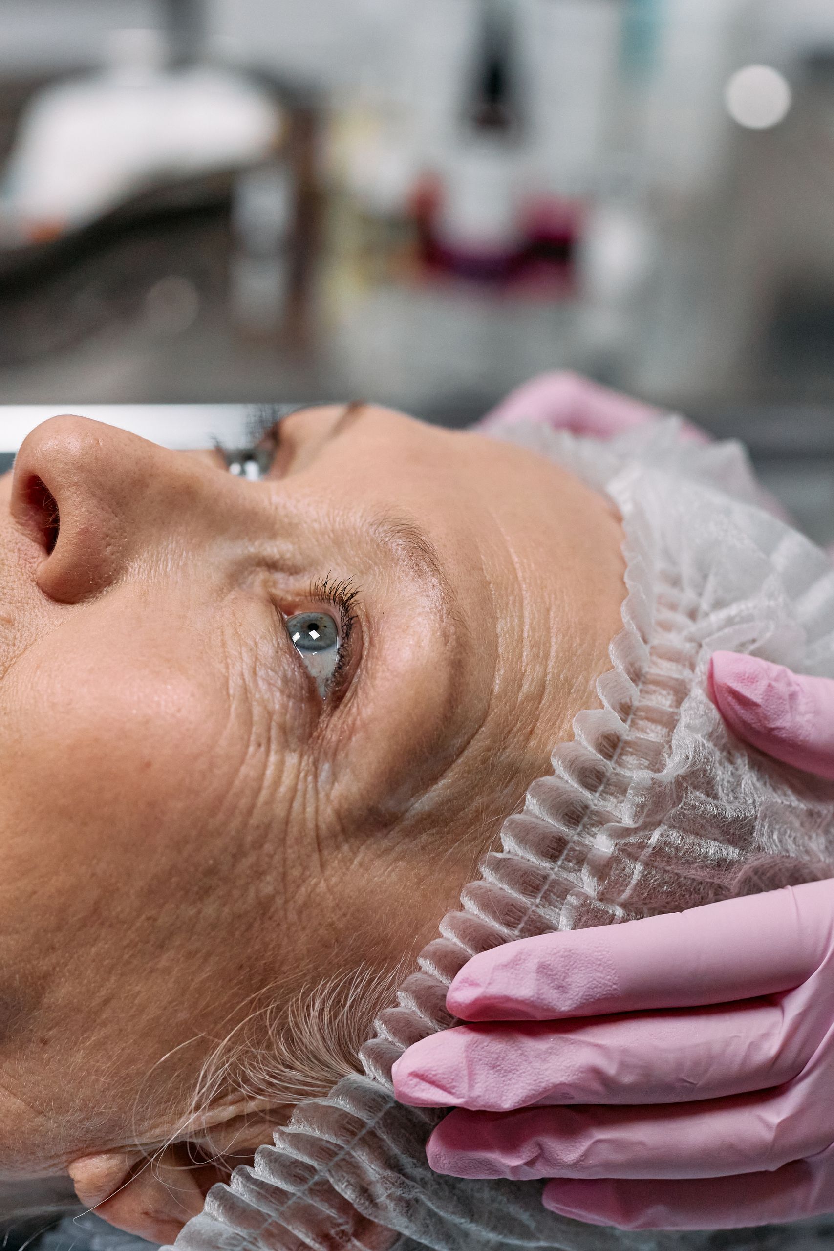 Mulher num tratamento facial de revitalização da pele