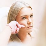 Aplicação de tratamento injetável de medicina estética facial numa clínica