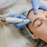 Aplicação de um peeling facial por médica