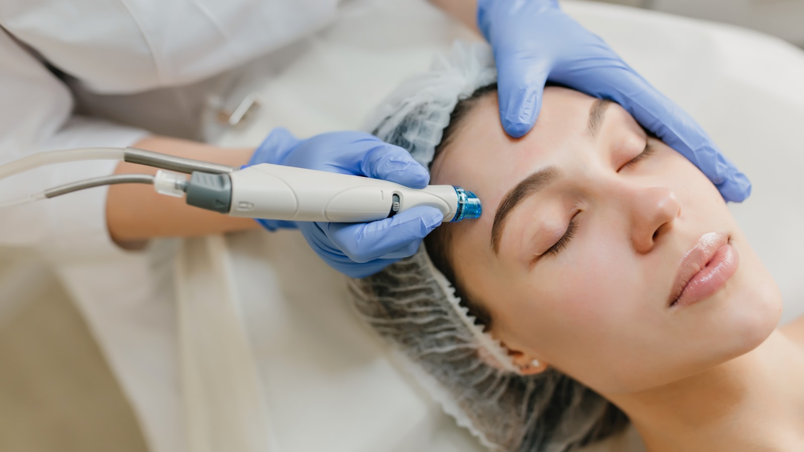 Aplicação de um peeling facial por médica