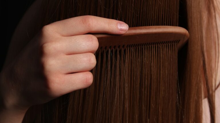Mão a pentear cabelo longo